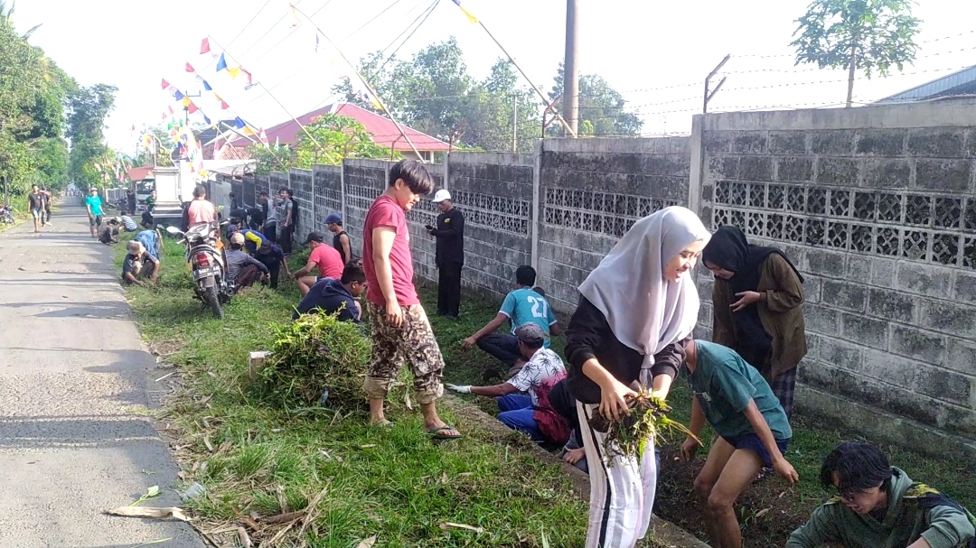 Mahasiswa KKN UIN Sunan Gunung Djati Lakukan Kegiatan Jumat Bersih di Kantor Desa Cipeundeuy